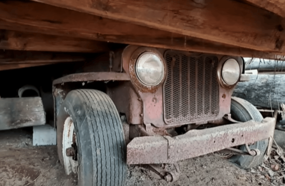 Джип Willys 1950 року випуску в сараї