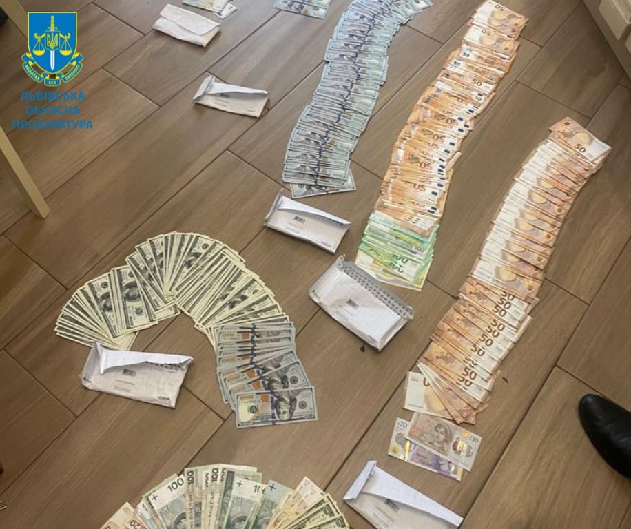 Вмлучені кошти правоохоронцями. Фото: Львівська обласна прокуратура