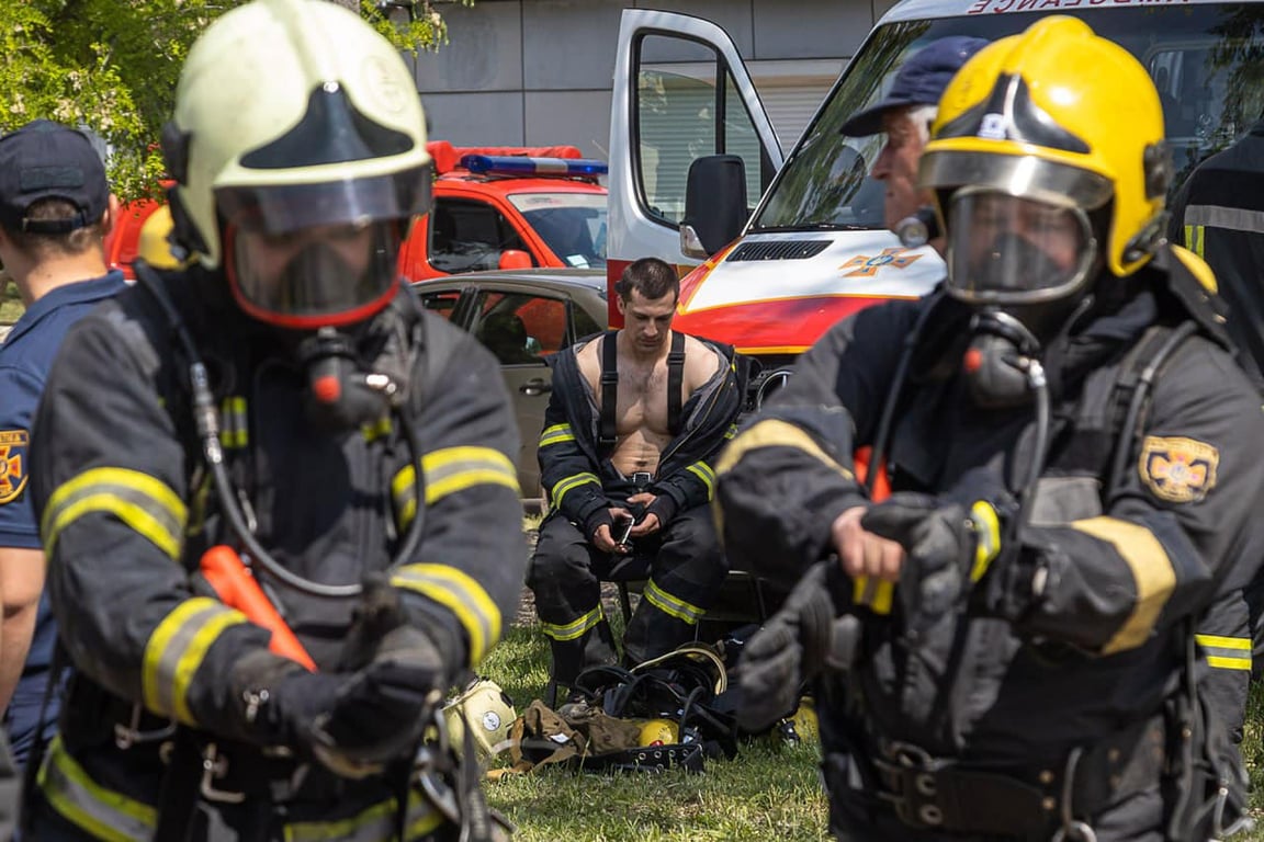 Спасатели надевают спецснаряжение. Фото: Александр Гиманов