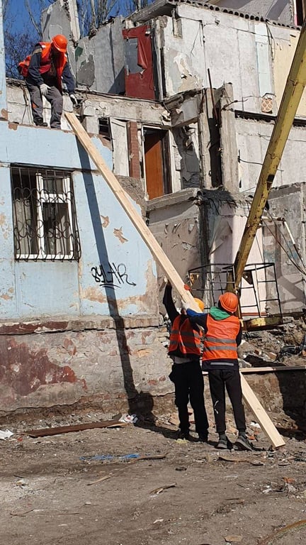 Консервация обстрелянной многоэтажки в Запорожье