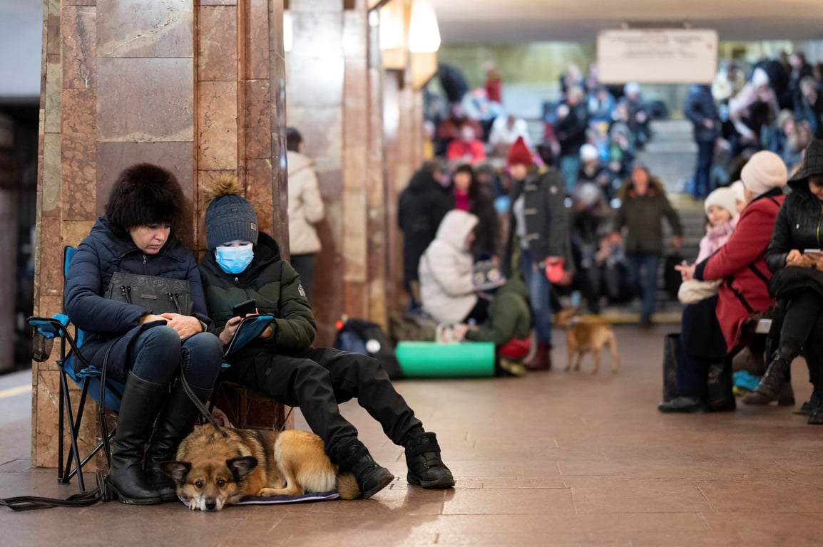 Киевляне в метро во время воздушной тревоги