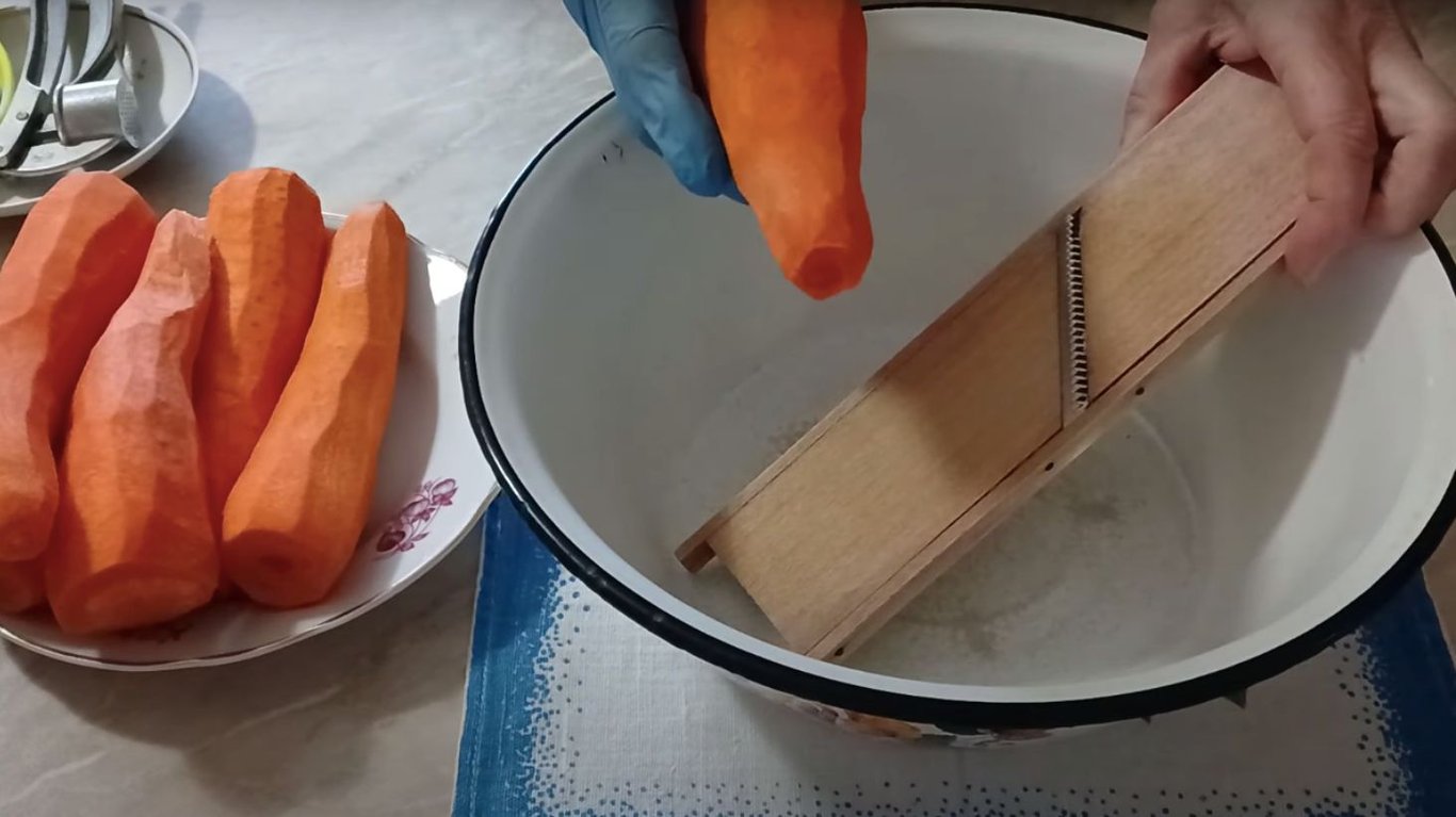 Как замариновать морковь по-корейски в домашних условиях?
