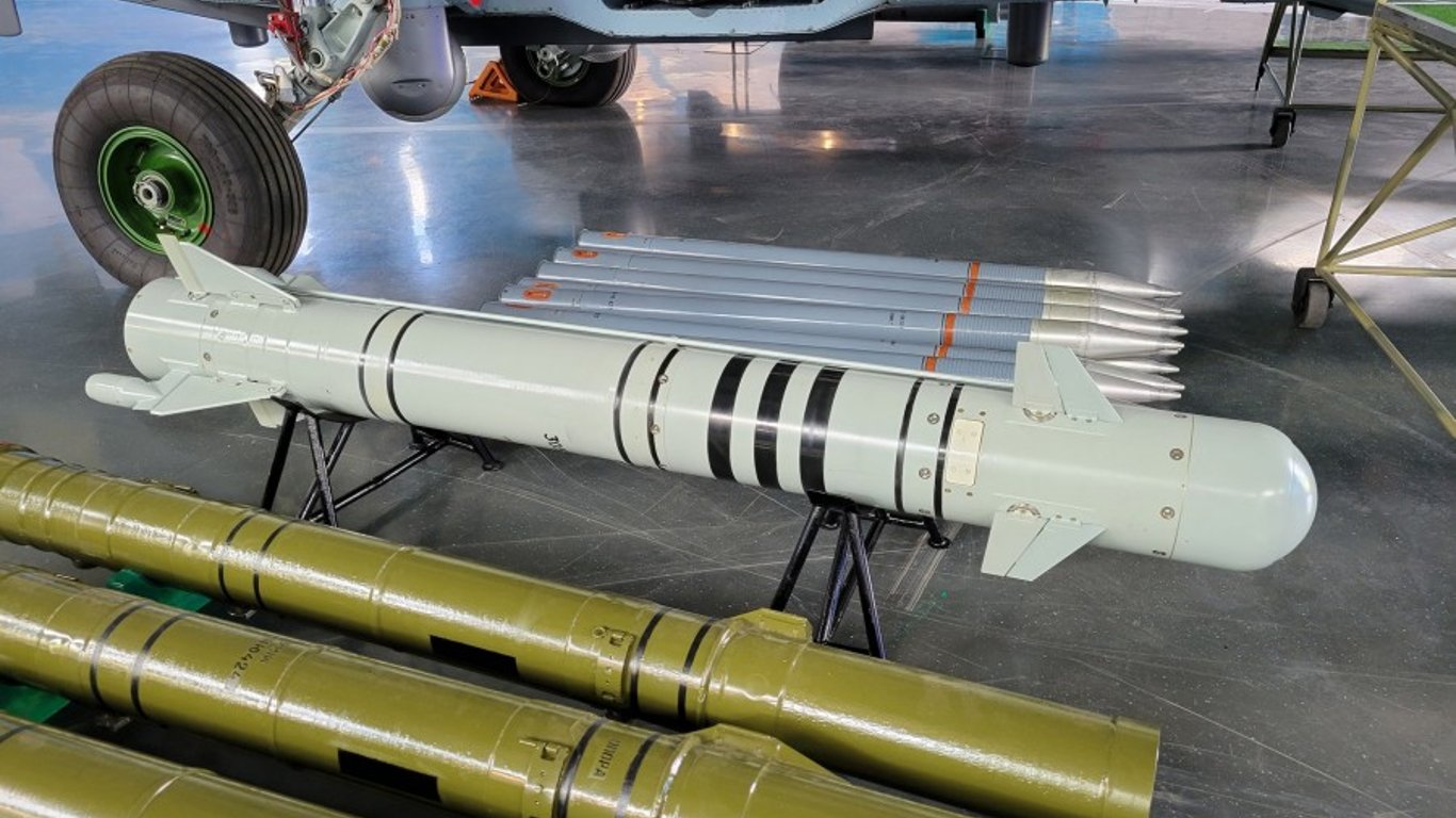 Россия использует ракеты. Легкая многоцелевая управляемая ракета (Лмур) «изделие 305». Лмур ракета. Ракета Лмур изделие 305. Изделие 305 ми-28нм.