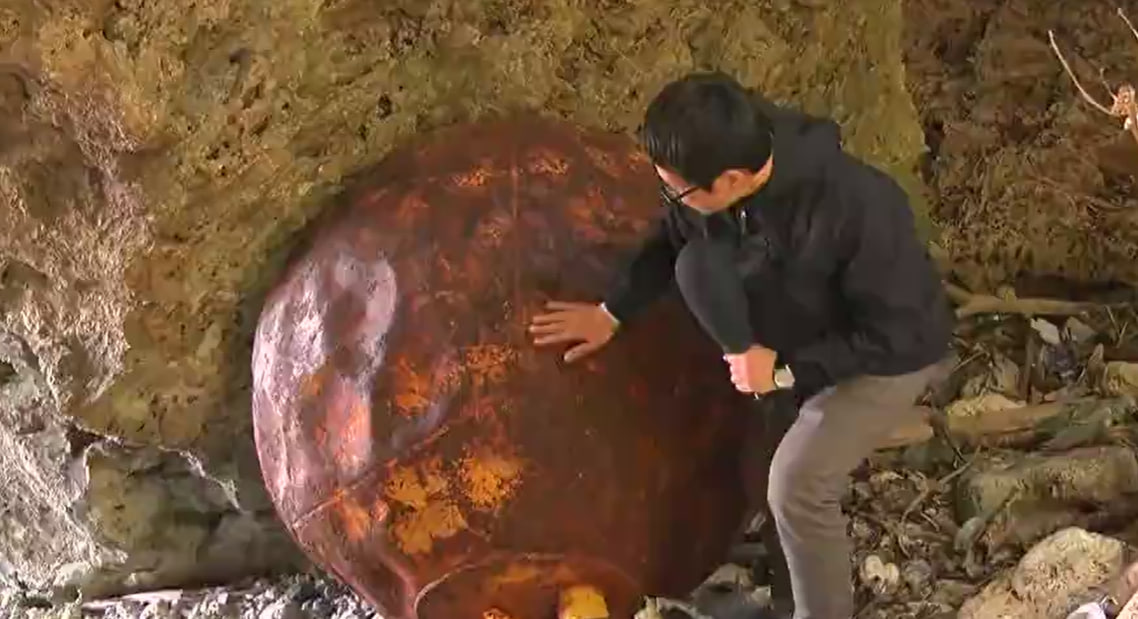 Металлический шар в Японии