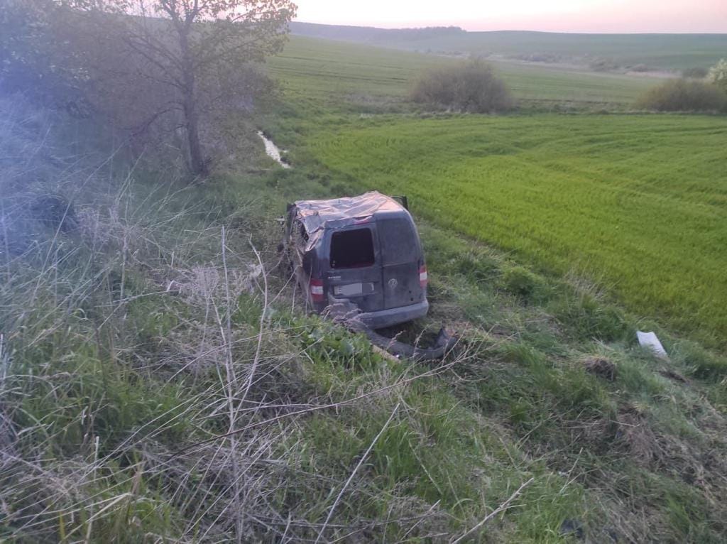 Автомобиль нетрезвого водителя, который съехал в кювет