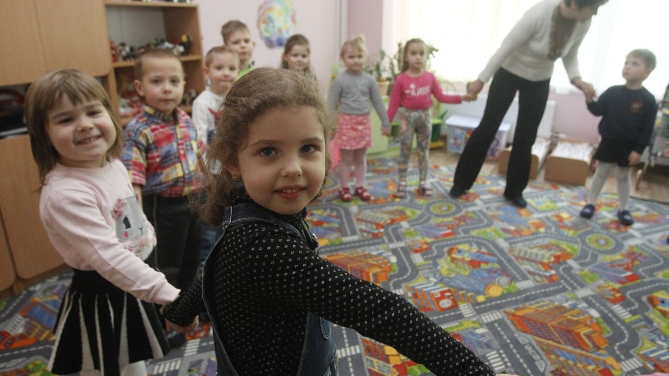 Лише 15% дітей в київських садочках вільно розмовляють українською — як покращити цей показник - 64x64