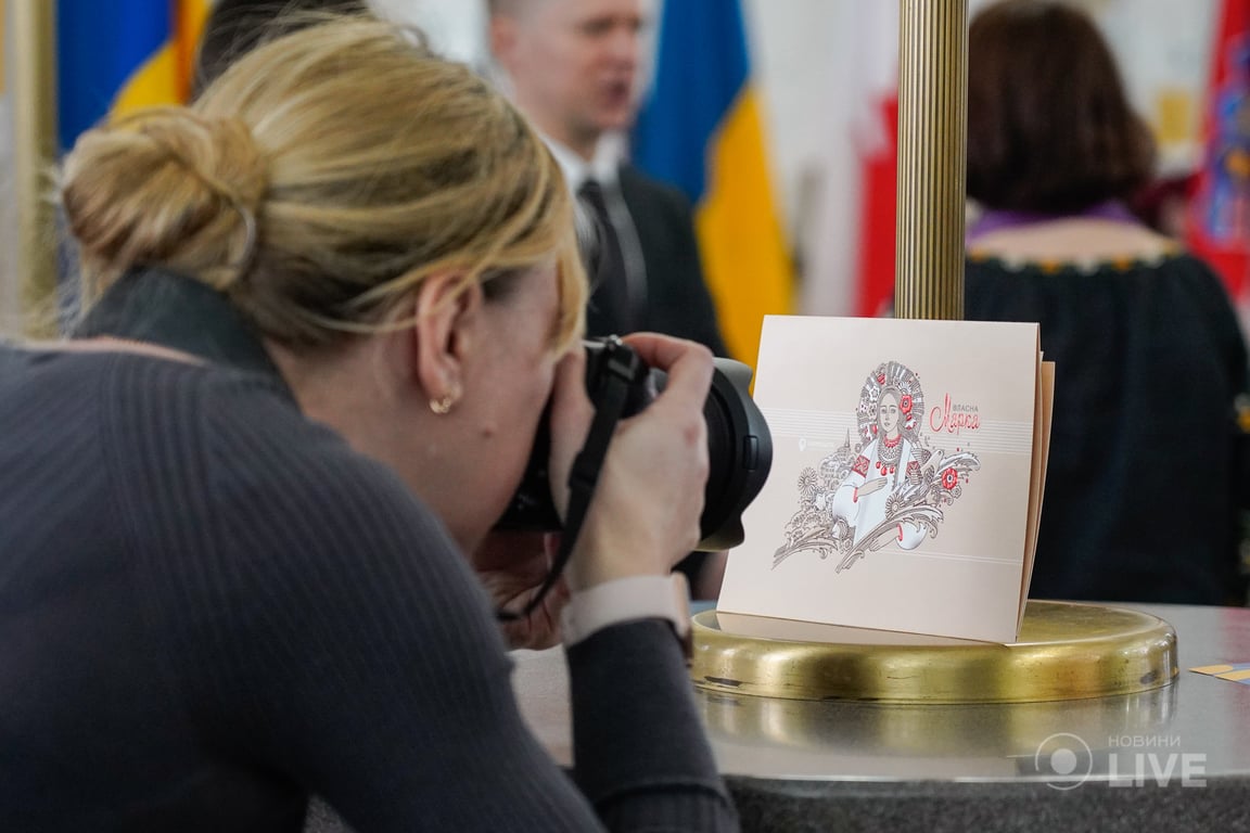 відкриття виставки іноземних поштових марок «Солідарні з Україною»