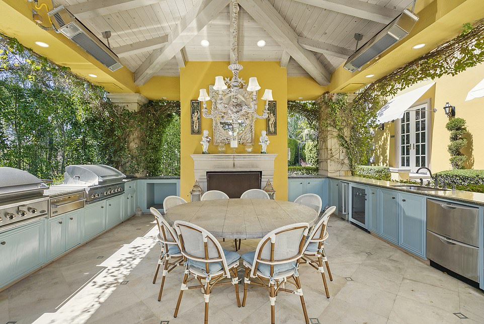 Футбольне поле та фонтан: рок-легенда Род Стюарт продає свій маєток - фото 10