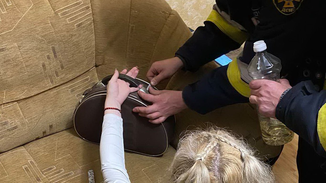 На Львівщині рятувальники допомогли жінці дістати палець з сумки