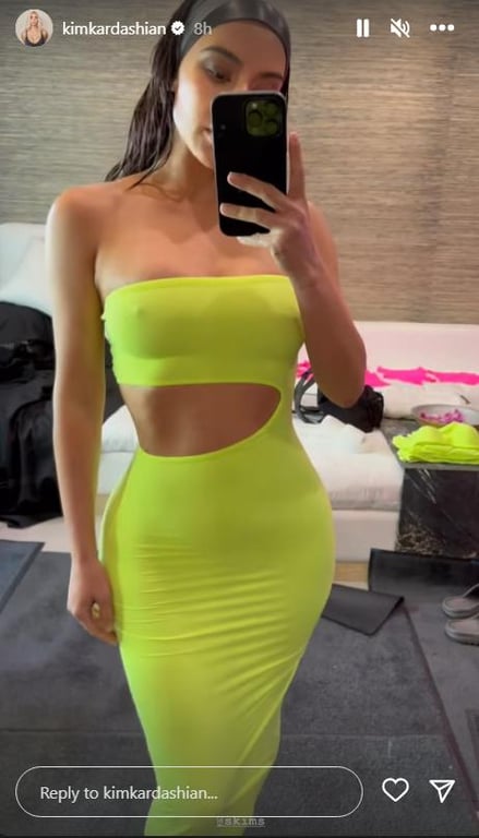Миллиардерша Ким Кардашьян похвасталась роскошным телом в неоновых купальниках - фото 4