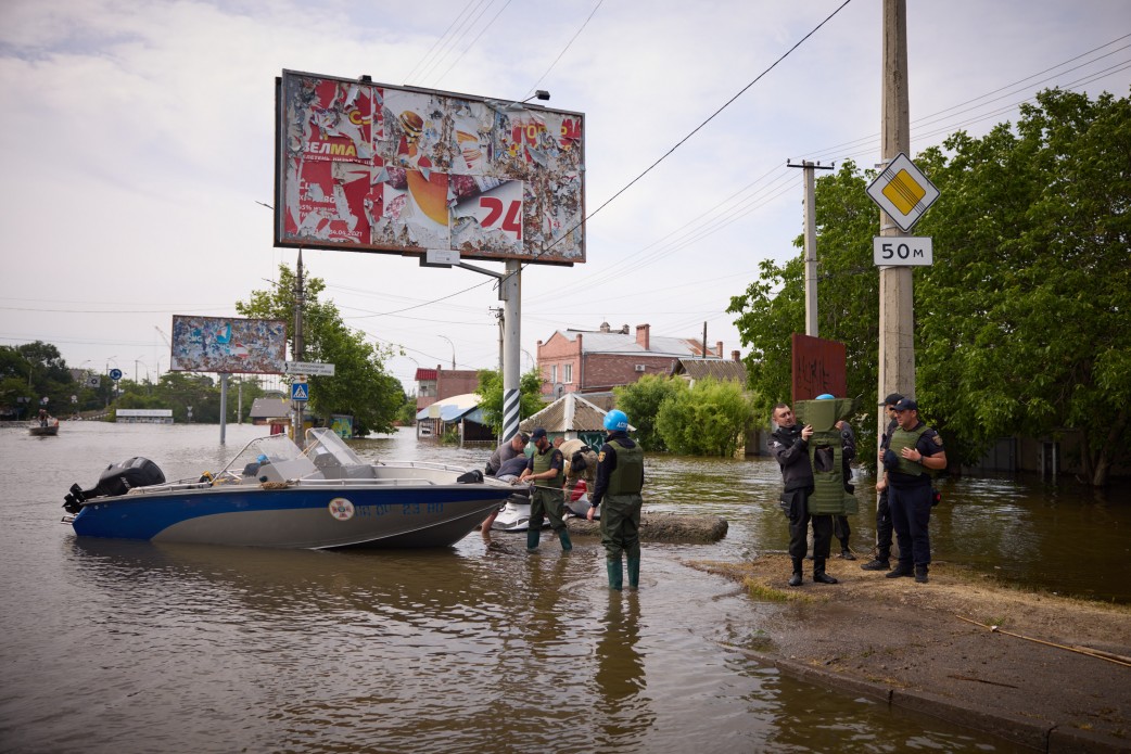 Спасатели работают в подтопленных общинах Николаевской области. Фото: Офис Президента Украины