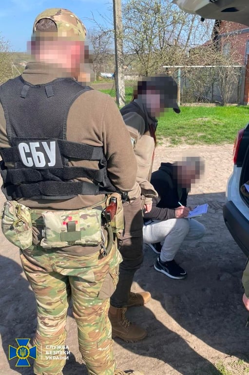 Правоохранители и задержанный "тиктокер"