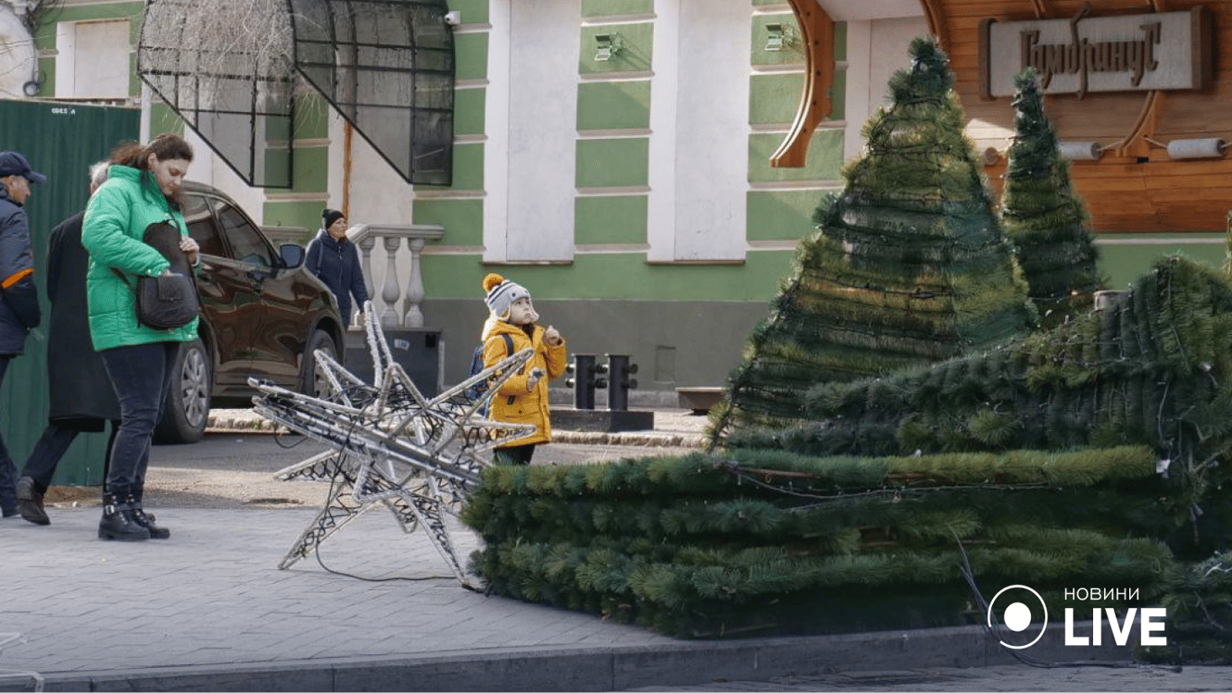 В Одессе разобрали новогоднюю елку