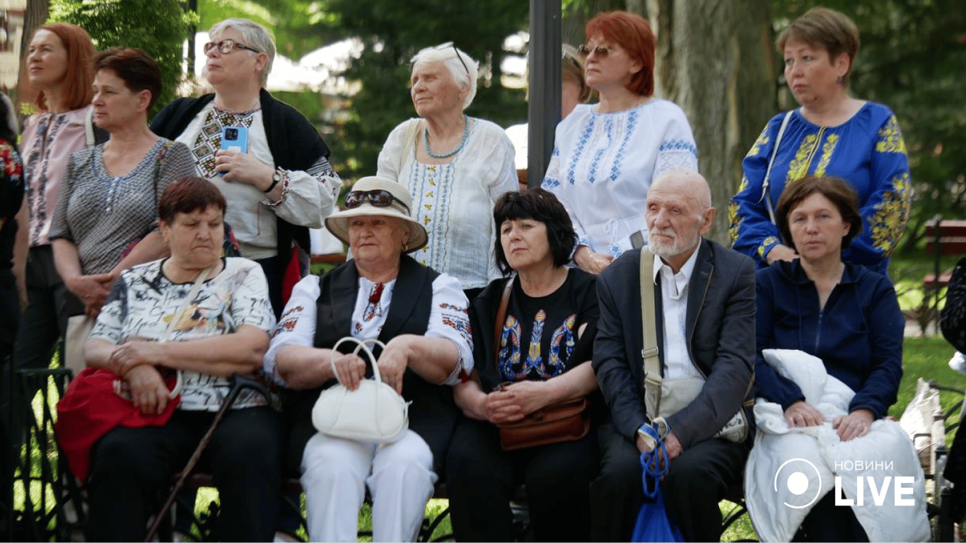 Глядачі прийшли на свято у вишиванках та в одязі із патріотичними принтами. Фото: Юлія Браславська / Новини.LIVE