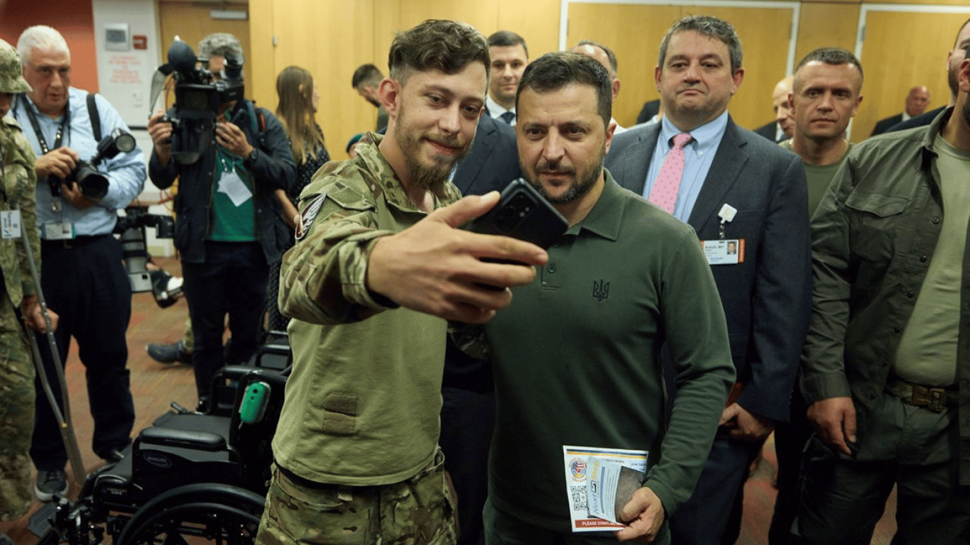 У Нью-Йорку Зеленський відвідав поранених українських захисників та нагородив їх