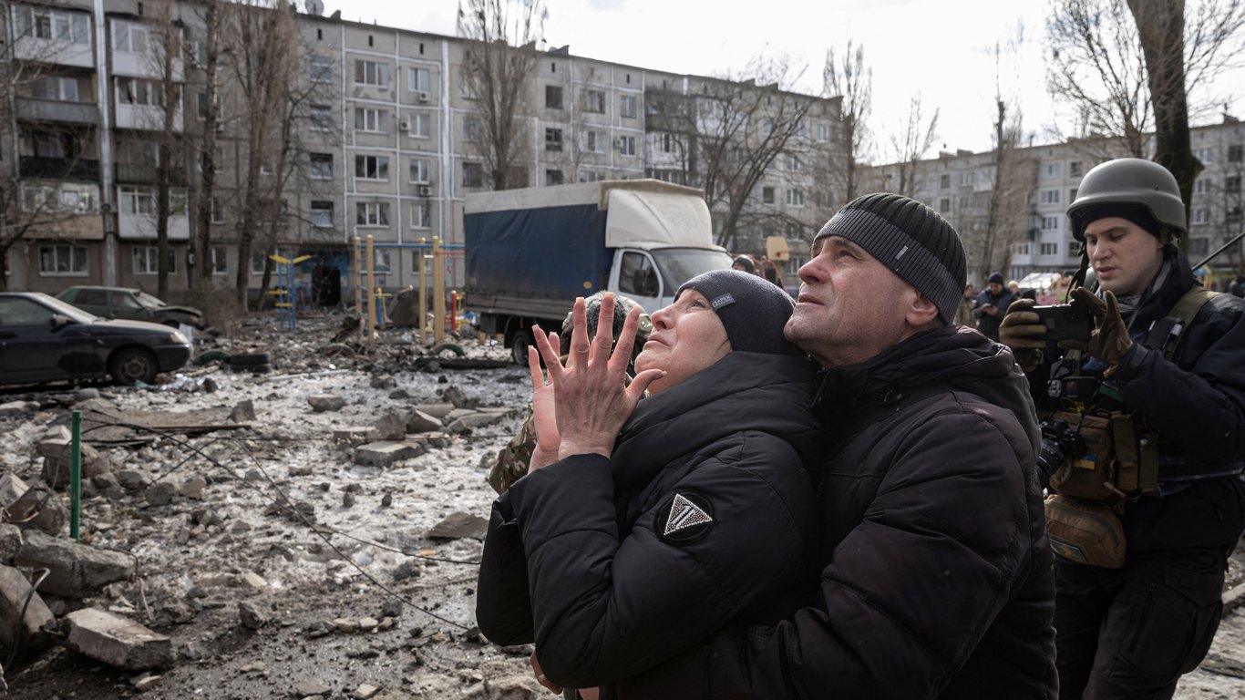 Люди под завалами, много раненых: последствия ракетного удара по ...