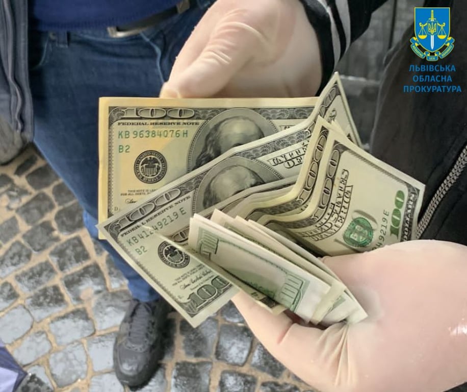 900 доларів США, які отримала посадовиця. Фото: Прокуратура 