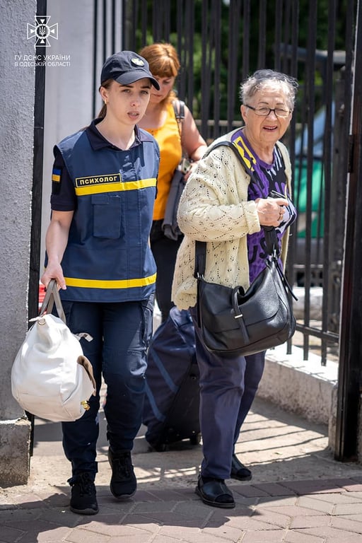 Мешканці Херсонщини прибули до Одеси. Фото: ДСНС