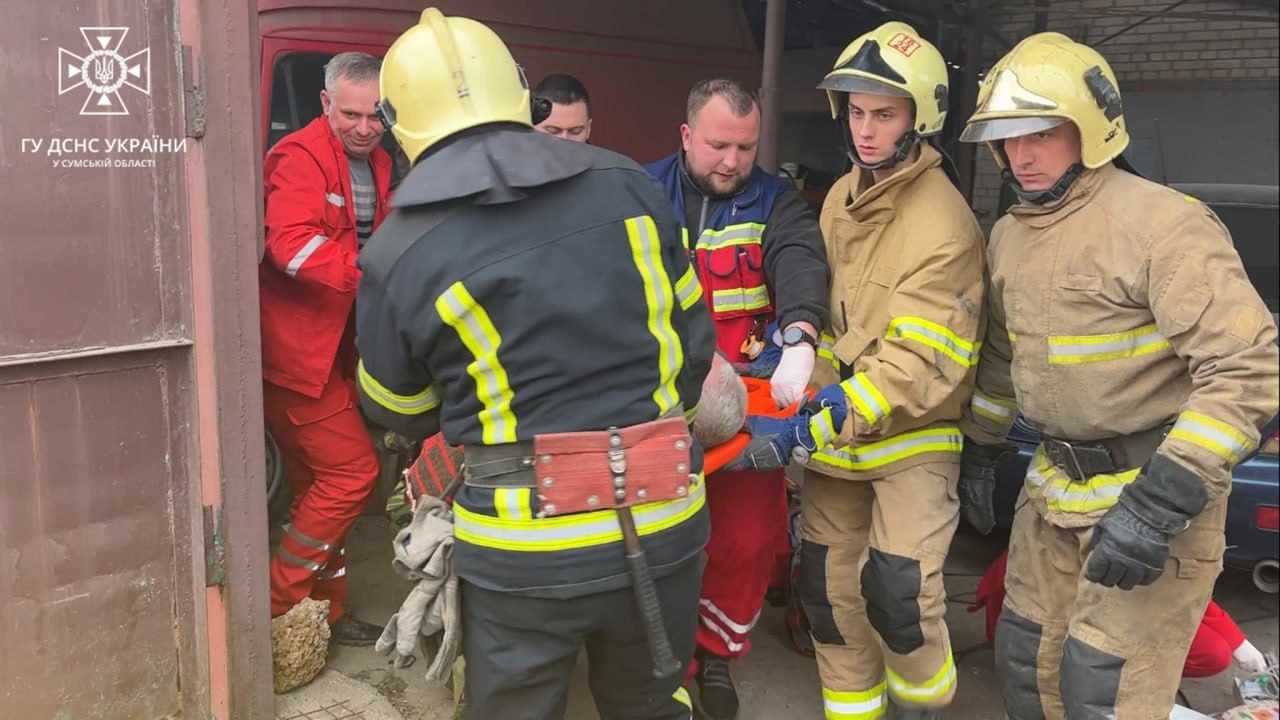 Чрезвычайники достали мужчину из-под авто