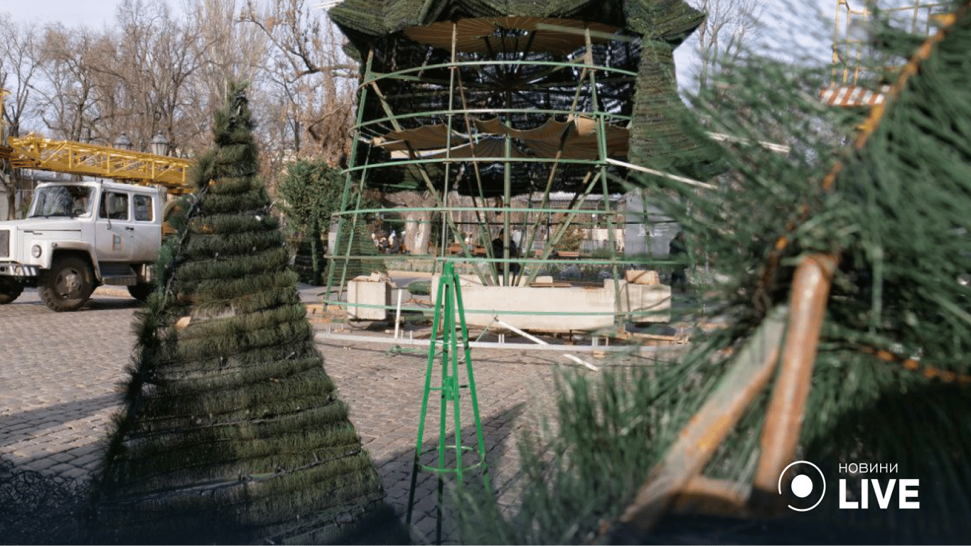 В Одессе разобрали новогоднюю елку