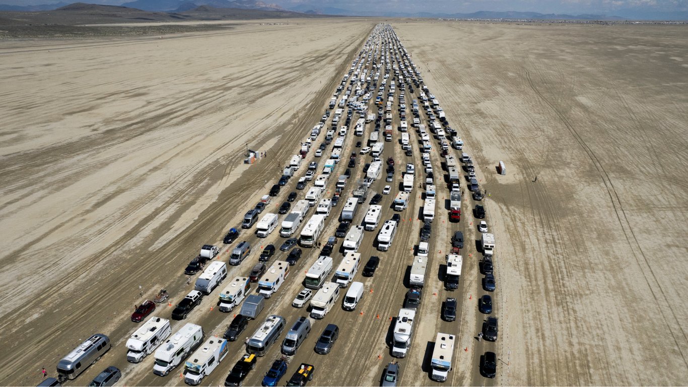 У США відкрили дорогу для відвідувачів фестивалю Burning Man, які застрягли в пустелі