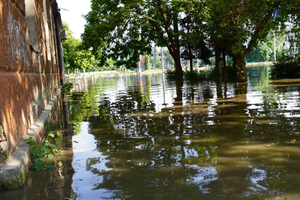 Затоплены улицы в Херсоне, 6 июня 2023г. Фото: Новости. LIVE