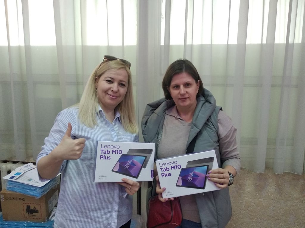 На Одещину передали планшети та хромбуки. Фото: Одеська обласна державна адміністрація