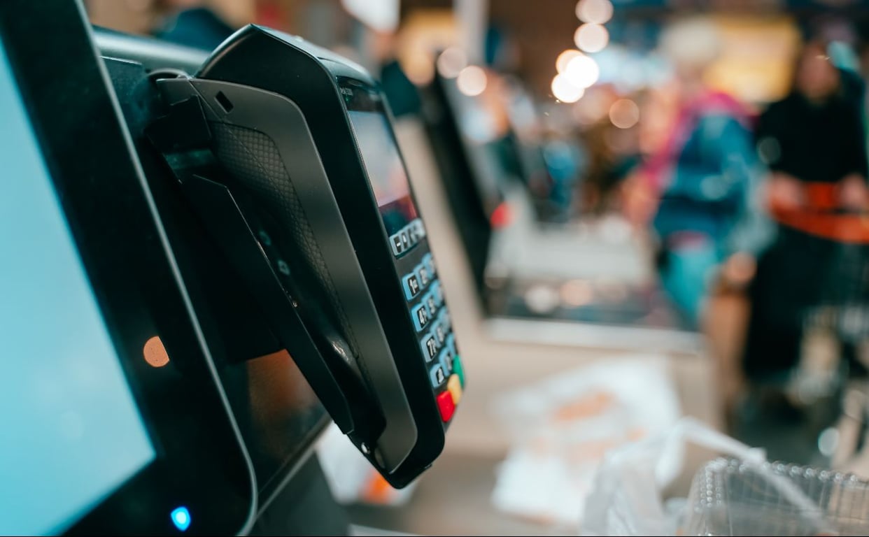 Украинцам могут запретить рассчитываться наличными за бензин, алкоголь и сигареты