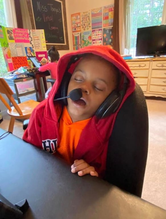 Хлопчик заснув на онлойн уроці: смішне фото