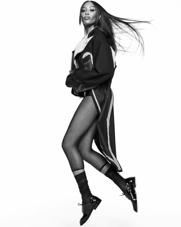 Розкішна Наомі Кемпбелл приміряла спокусливі образи у стильній фотосесії - фото 2