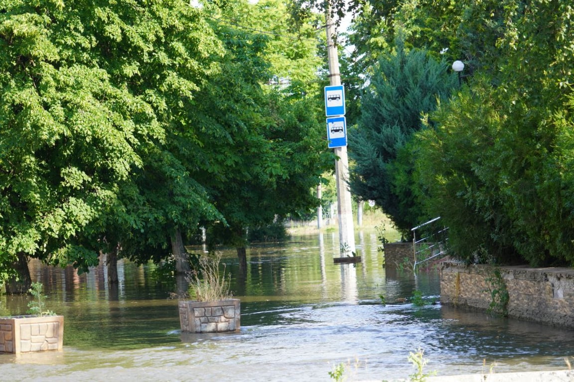 Затоплены улицы в Херсоне, 6 июня 2023г. Фото: Новости. LIVE