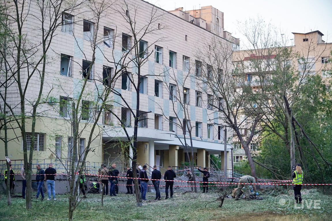 Територія поліклініки, де упали уламки російських ракет