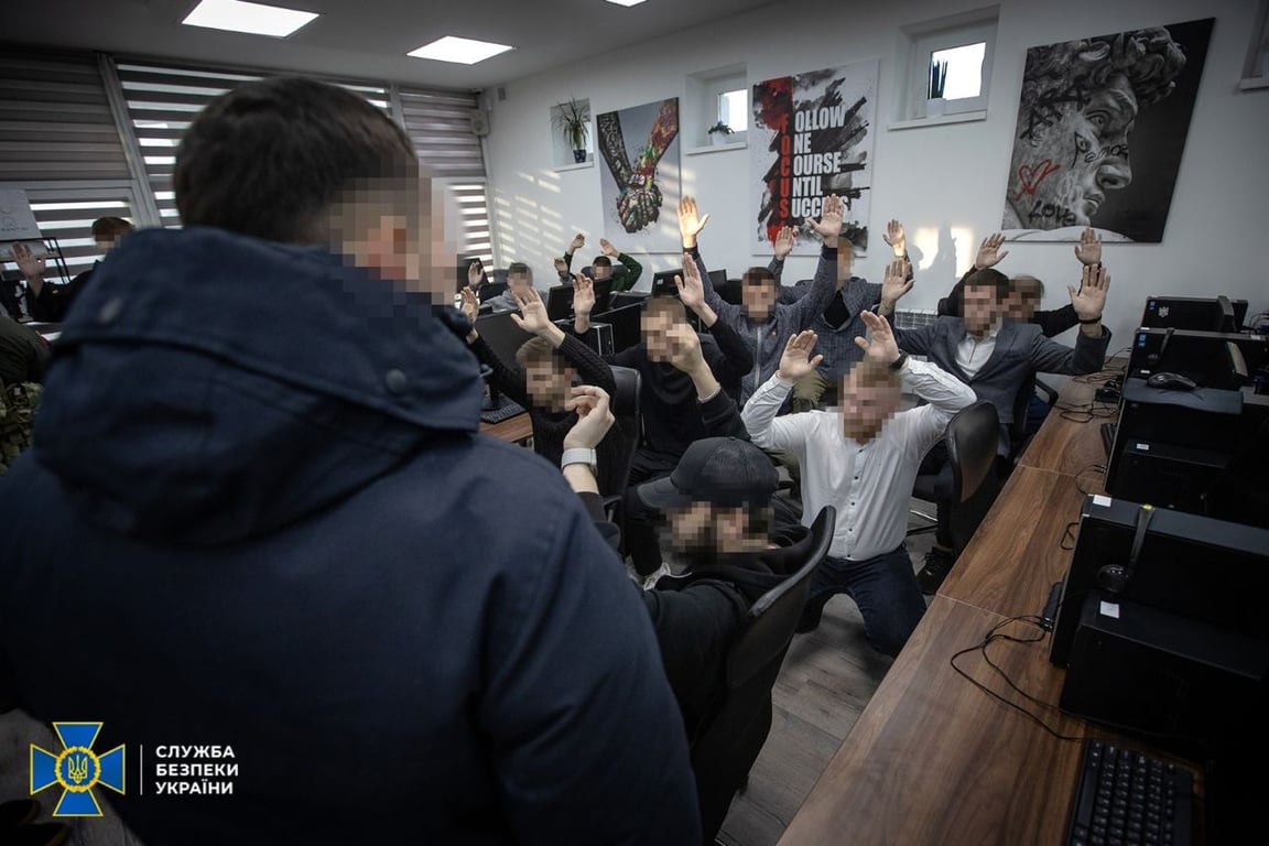 Бандиты обворовывали карточки украинцев в пользу России