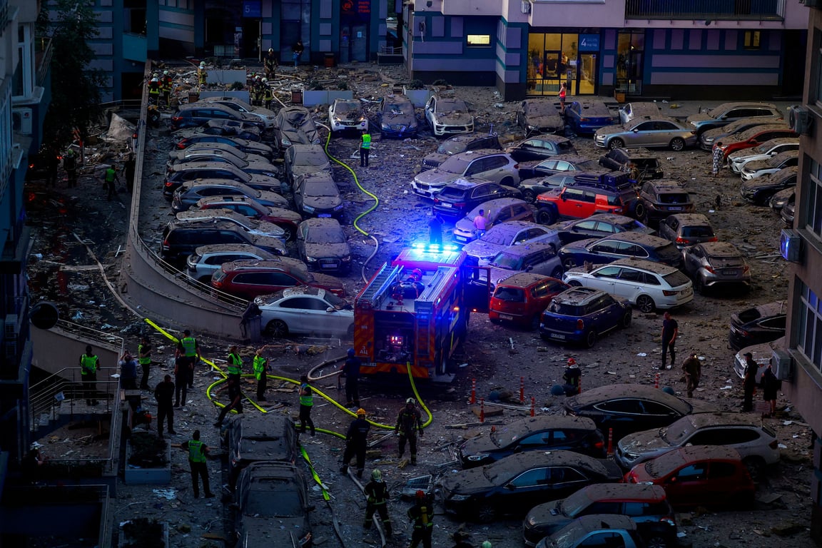 Наслідки ракетної атаки на Київ 24 червня. Фото: REUTERS/Valentyn Ogirenko