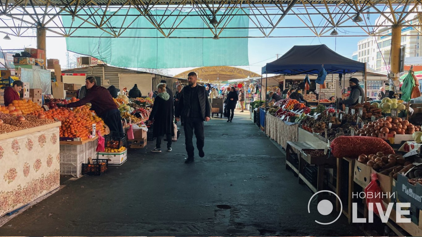 Фрукти та овочі продовжують дорожчати: актуальні ціни на Одеському "Привозі" - 290x166
