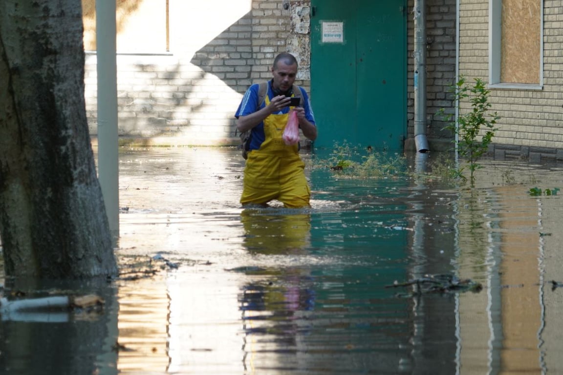 Затоплені вулиці у Херсоні, 6 червня 2023 року. Фото: Новини. LIVE