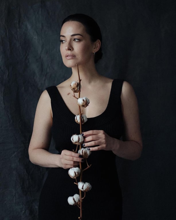 Шикарна бавовна: Даша Астаф'єва знялась у чуттєвій фотосесії - фото 1