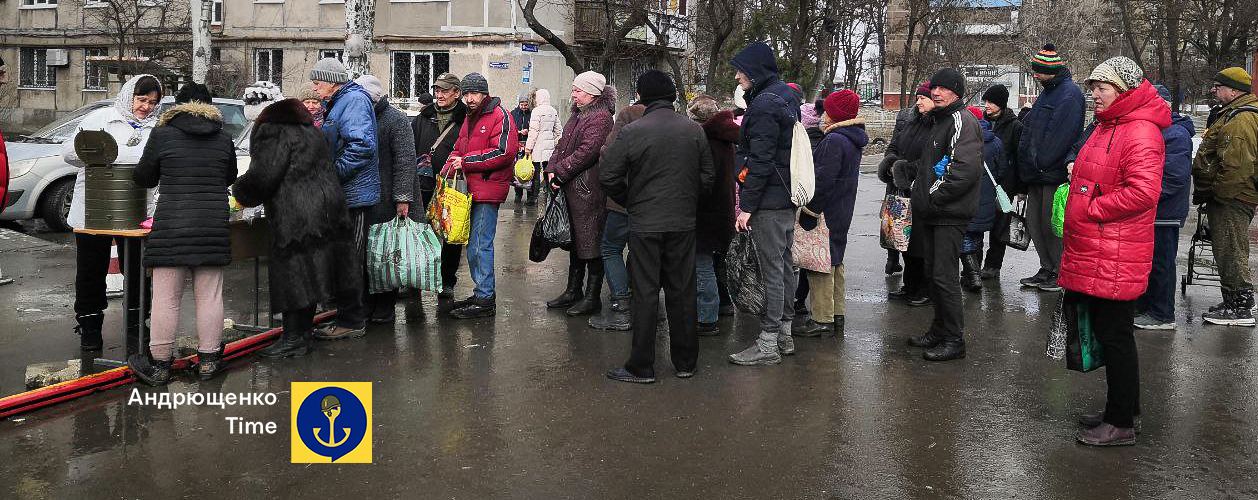 Черги за їжею у Маріуполі