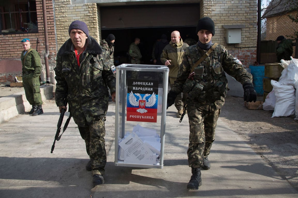 Militantët pro-rusë mbajnë një kuti votimi në vijën e parë pranë aeroportit të Donetsk, 2 nëntor 2014.