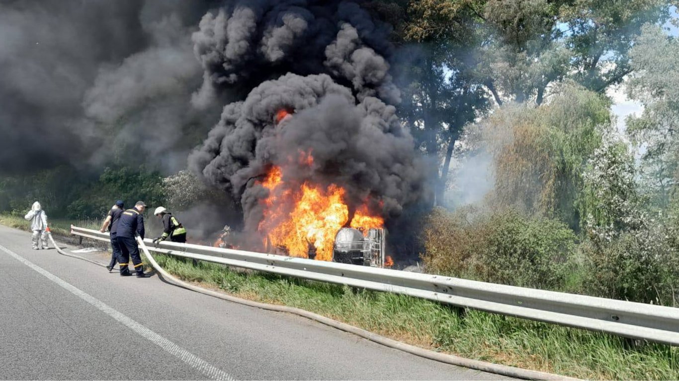 У Київській області на автодорозі перекинувся бензовоз: спалахнула пожежа