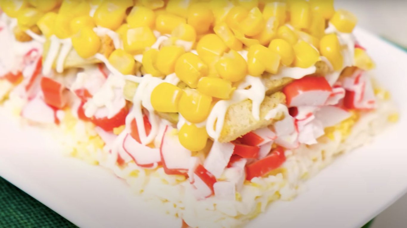 салат с сыр косичкой и кукурузой. салат с кукурузой сухариками сыром косичкой. салат с копченым сыром косичка. салат с сыр косичкой и кукурузой. мини кукуруза с курицей.