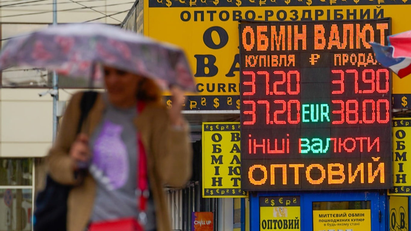 Курс валют в Україні — скільки коштують долар та євро 7 квітня