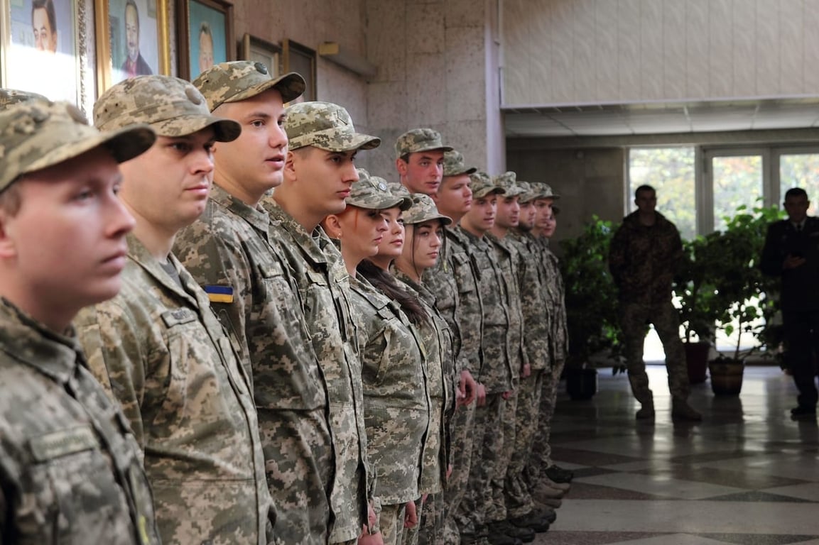 За яких умов офіцерів запасу призначають на нижчі посади