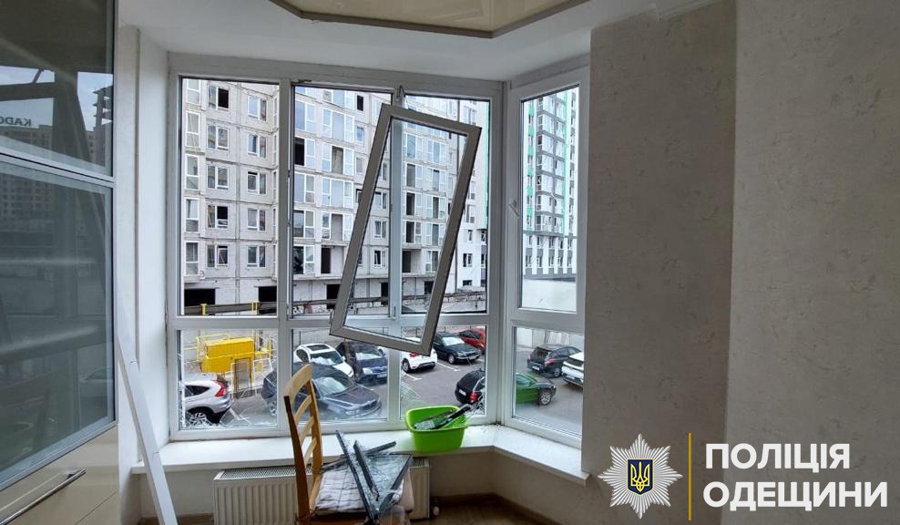 В результате взрывной волны у людей вылетели окна. Фото: ГУНП в Одесской области