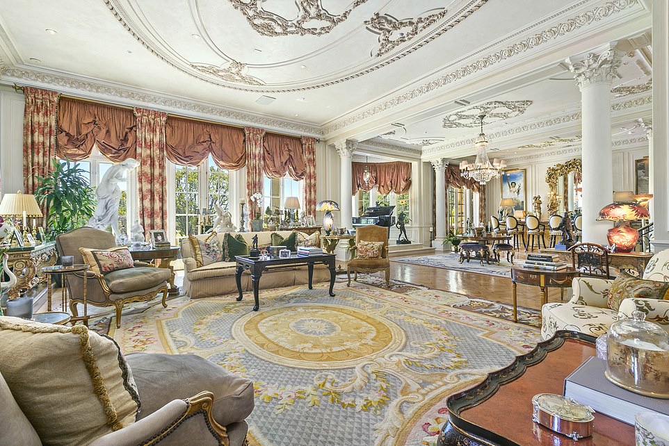 Футбольне поле та фонтан: рок-легенда Род Стюарт продає свій маєток - фото 13