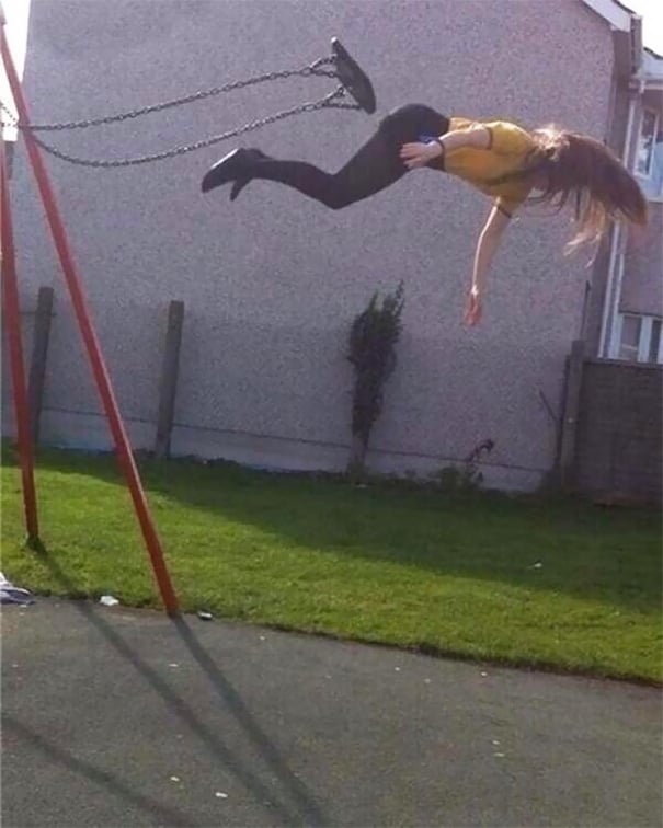 Момент до падіння з гойдалки