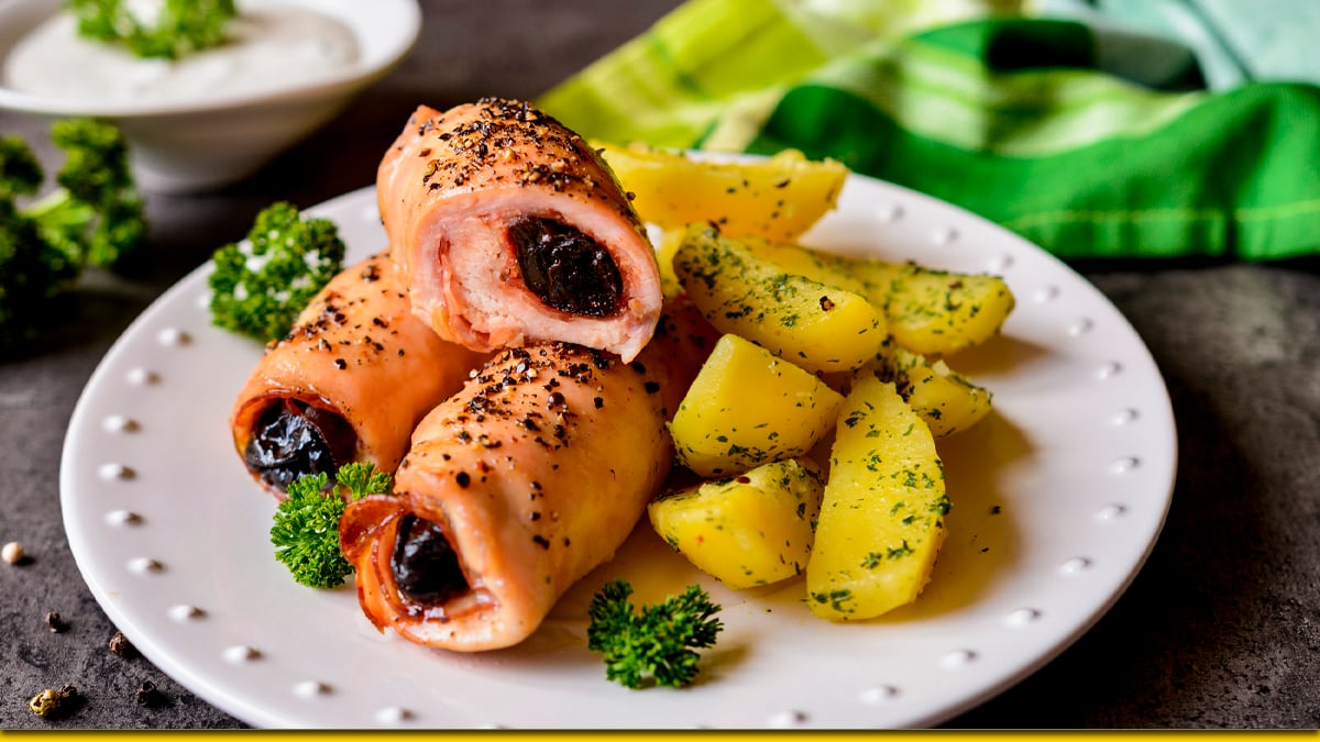 М'ясні рулетики з чорносливом: рецепт