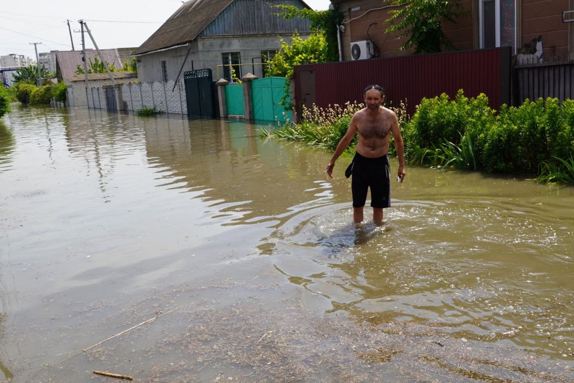 Затоплены улицы в Херсоне, 6 июня 2023г. Фото: Новости. LIVE