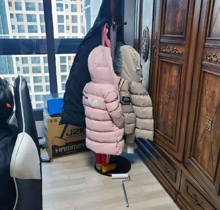 Дитина під курткою