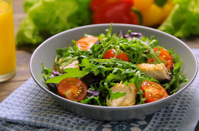 Весняний салат з курячою грудкою та зеленню — рецепт